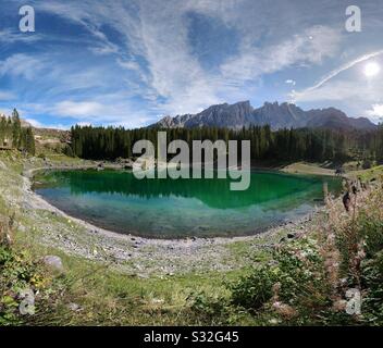 Panoramablick auf den See Carezza, Sudtirol, Italien Stockfoto