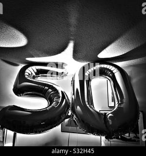 50. Geburtstag Ballons in Schwarzweiß mit Schatten an der Decke Stockfoto