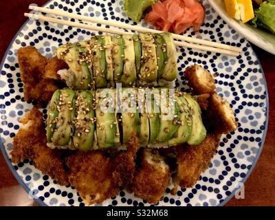 Essteller aus Hummer und Avocado Sushi Rolle mit Sesamsamen und gebratenen Hummerteilen, asiatischer Stil. Stockfoto