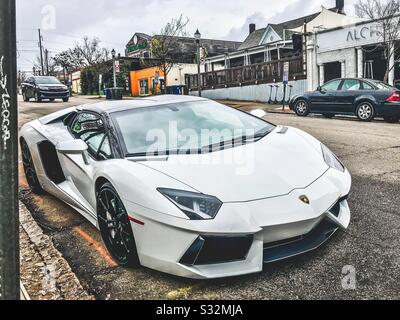 Der weiße Lamborghini Aventador parkte auf der Straße, 3/4-Blick Stockfoto