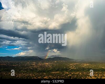 Regenbogen im Monsunregen Santa Fe NM Stockfoto