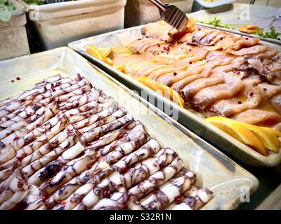 Leckerer Tintenfisch Carpaccio und geräucherter Lachs Stockfoto