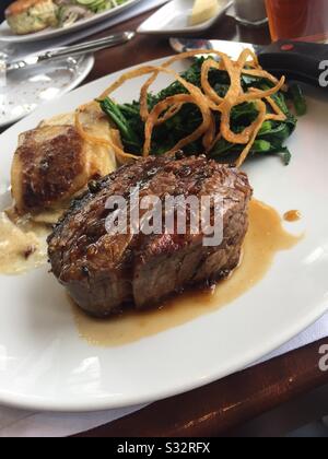 Gourmet-Entrée aus gegrilltem Blattfilet mit Süßkartoffel, Spinatsalat mit Pilzen, Blaukäse und eingelegtem Fresno-Pfeffer, New York City, USA Stockfoto