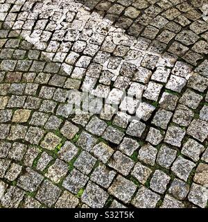 Alte gepflasterte Straße in Frankreich. Stockfoto