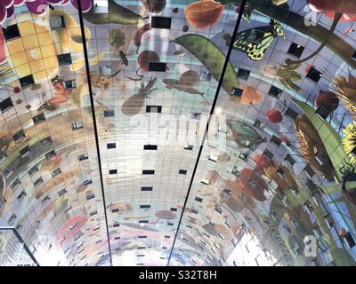 Lokaler Markt mit dem Namen Markthal in Rotterdam, Niederlande Stockfoto