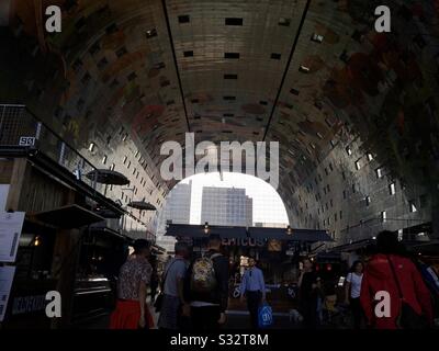 Lokaler Markt mit dem Namen Markthal in Rotterdam, Niederlande Stockfoto