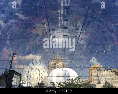 Lokaler Markt mit dem Namen Markthal in Rotterdam, Niederlande Stockfoto