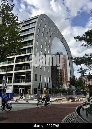 Lokaler Markt mit dem Namen Markthal in Rotterdam, Niederlande Stockfoto