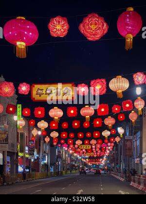 Bunte Laternen, die nachts Zum chinesischen Neujahr über die Straße in Chinatown hängen. Januar 2020 in Singapur. Stockfoto