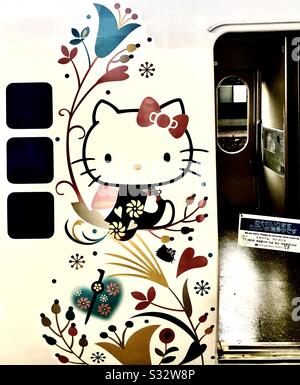 "Hello Kitty"-Zug: Der Haruka-Express verbindet den Kansai International Airport mit Osaka und Kyoto Stockfoto