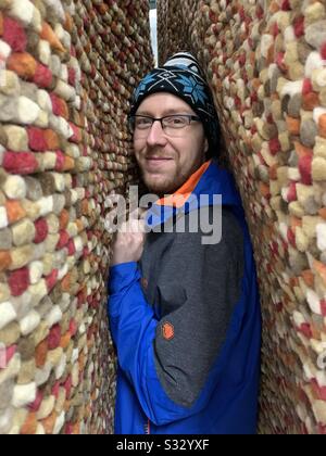 Mann Versteckt Sich In einem Teppich Stockfoto