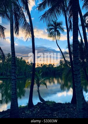 Sonnenuntergang in Kalahuipua'a Mauna Lani Fischteiche in der Nähe von Puako an der Kohla-Küste der großen Insel von Hawaii Stockfoto