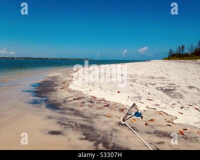 Verlasser Strand und ein Anker in Baia de Todos os Santos. Bahia. Brasilien Stockfoto