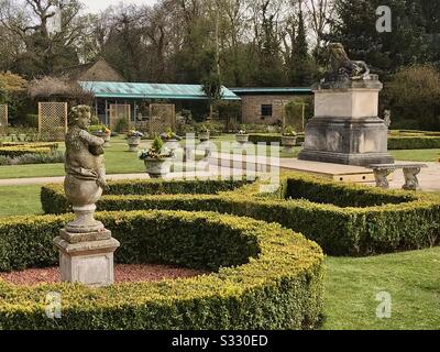 Dies ist der ummauerte Garten in Sunbury an der Themse, der den Teestube zeigt. Stockfoto