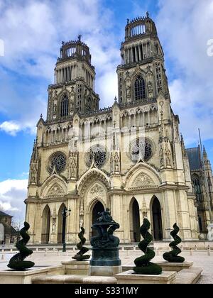 Spiraliger Topiary vor der Kathedrale Sainte-Croix, Orléans, Frankreich. Stockfoto