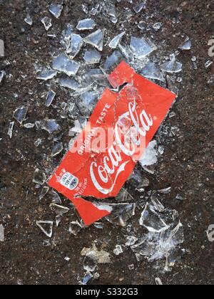 Coca-Cola-Flasche auf dem Gehweg gebrochen Stockfoto