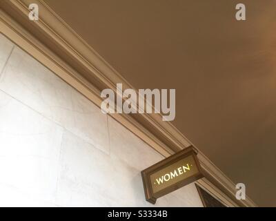 Schild mit der Toilette für Frauen, das an einer Marmorwand im eleganten San Francisco Memorial Opera House angebracht ist. Stockfoto