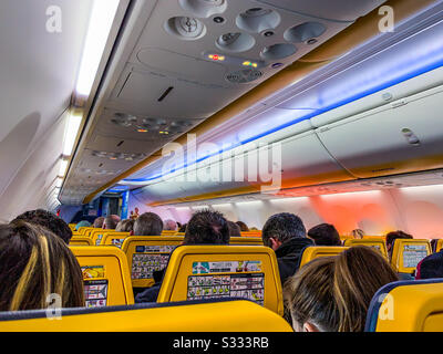 In der Kabine während des Flugs auf Ryanair Boeing 737-8AS EI-GSJ Stockfoto