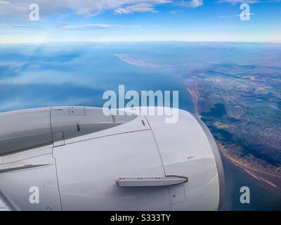 Im Flug, der auf dem Flughafen Dublin bei kurzen Finals auf Ryanair Boeing 737-8AS EI-DHA ankommt Stockfoto
