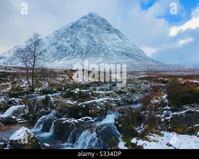 Schottisches Hochland - Buachaille Etive Mor bedeckt mit Schnee und der Fluss Etive in Glen Etive Glencoe Schottland Großbritannien GB Europa Stockfoto