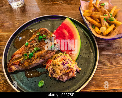 Jamaikanisches Ruckhuhn und Pommes Frites Stockfoto