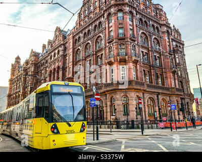 Metrolink-Tram am midland Hotel im Stadtzentrum von Manchester Stockfoto