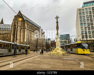 Metrolink-Tram auf der Straßenbahnhaltestelle St. Peter's Square im Stadtzentrum von Manchester Stockfoto