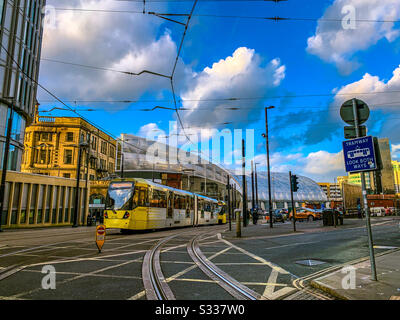 Metrolink Tram verlässt den Bahnhof Victoria in Manchester Stockfoto