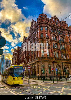 Metrolink-Tram am midland Hotel in Manchester vorbei Stockfoto