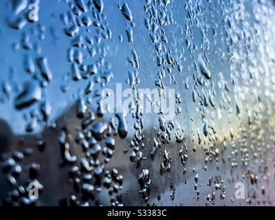Regen-Tropfen am Fenster Stockfoto