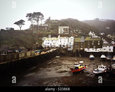 Ein allgemeiner Blick auf den Hafen, während die Flut bei Polperro in Cornwall, Südwestengland, ausging. Stockfoto