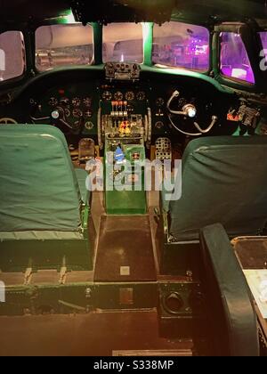 Das Cockpit eines Flugzeugs der Constellation aus den 1950er Jahren ist heute Teil einer Cocktailbar im TWA Hotel am Flughafen JFK in New York City, USA Stockfoto