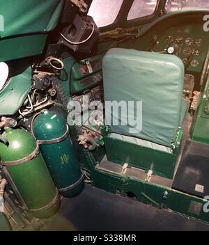 Das Cockpit eines Sternbilds aus den 1950er Jahren gehört heute zur Connie, einer Cocktailbar im TWA-Hotel am JFK Airport in New York City, USA Stockfoto