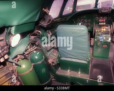 Das Cockpit eines Sternbilds aus den 1950er Jahren ist heute Teil der Connie, einer Cocktailbar im TWA Hotel am Flughafen JFK in New York City, USA Stockfoto