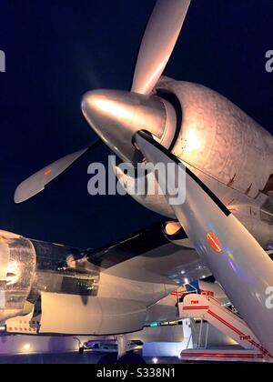 Constellation Aircraft ist ein von Propellern angetriebenes Flugzeug, das im TWA Hotel am JFK Airport in New York City, USA, ausgestellt ist Stockfoto