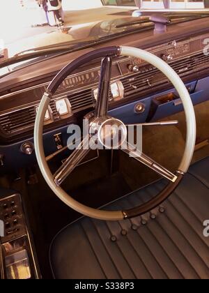 Lenkrad und Armaturenbrett eines klassischen Lincoln Continental Cabriolets aus dem Jahr 1962 im TWA Hotel am Flughafen JFK, NYC, USA Stockfoto