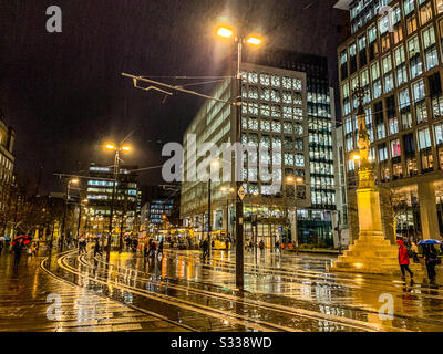 Die Straßenbahnhaltestelle St. Peter's Square hält nachts im Stadtzentrum von Manchester Stockfoto