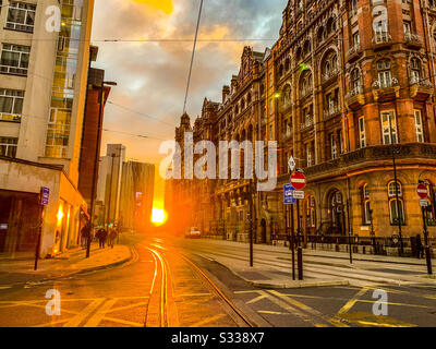 Sonnenuntergang im Stadtzentrum von Manchester neben midland Hotel Stockfoto