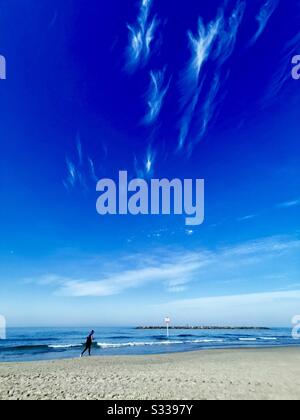 Ein schöner Morgen am Strand in Tel Aviv. Stockfoto