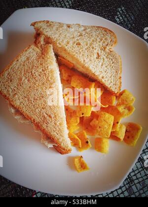 Eine leckere Mittagsmahlzeit mit Thunfisch-Sandwich auf Vollweizenbrot mit Maisspänen Stockfoto