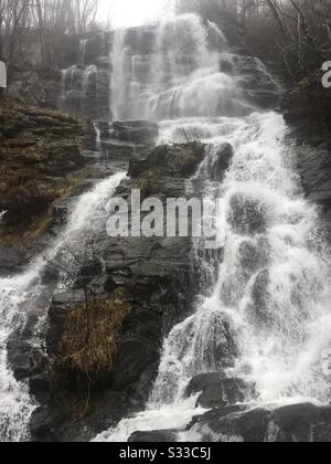 Wasserfall im Amicalola Falls State Park in Dawsonville, Georgia, USA. Stockfoto