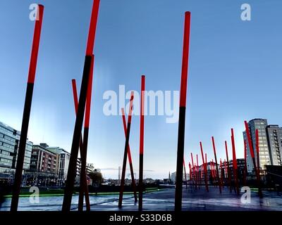 Grand Canal Square in Dublin Irland. Einer der größten öffentlichen Räume Dublins. Entworfen von Martha Schwartz. Stockfoto