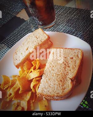 Mittagessen mit Thunfisch-Sandwich auf Vollweizenbrot mit Maisspänen und einer Limonade, USA Stockfoto
