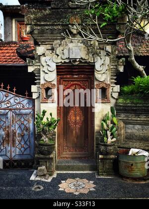 Das Tor im ornaten Stil von Kori agung bildet den Eingang zu einem Wohnhaus in der Nähe von Ubud, Bali, Indonesien Stockfoto