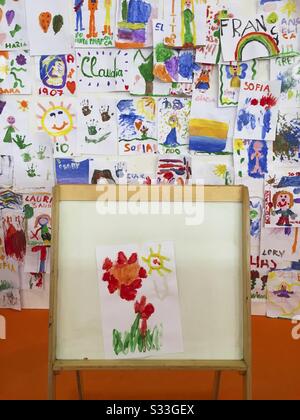 Bunte Kinder Malen an der Wand Stockfoto