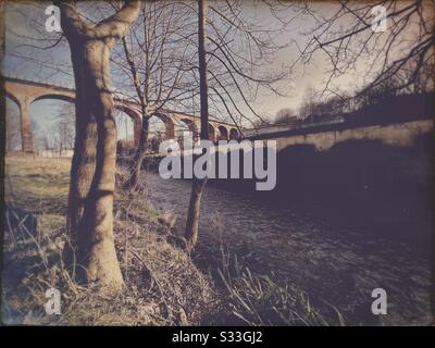 Blick auf den Eisenbahnviadukt von Chester Burn und den Cong Burn Stream in der Chester Le Street, County Durham, Großbritannien. Jahrhundert arbeitender Bahnübergang, der die East Coast Mainline trägt Stockfoto