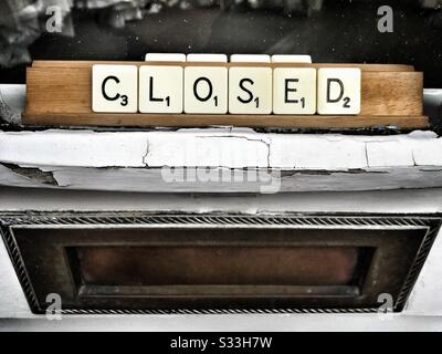 Geschlossenes Schild im Schaufenster aus fabeligen Buchstaben Stockfoto
