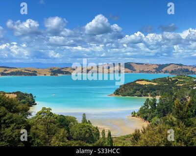 Smaragdgrüne Gewässer im Osten waiheke Insel Bucht und Kanal. Schlammtag Februar 2020 Stockfoto