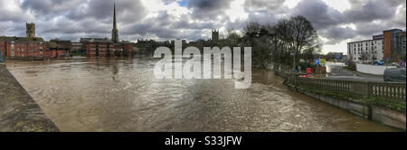 Panorama des geschwollenen Flusses Severn, mit Überschwemmungen auf beiden Seiten. Worcester, Großbritannien. Blick auf die Kathedrale von Worcester Bridge im Februar 2020. Stockfoto