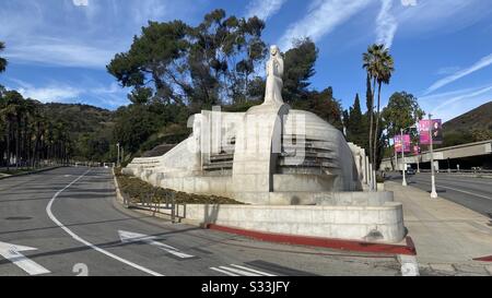 Los ANGELES, CA, JAN 2020: Eintritt in die Hollywood Bowl mit Art Deco Features und Springbrunnen, Weitwinkelansicht Stockfoto